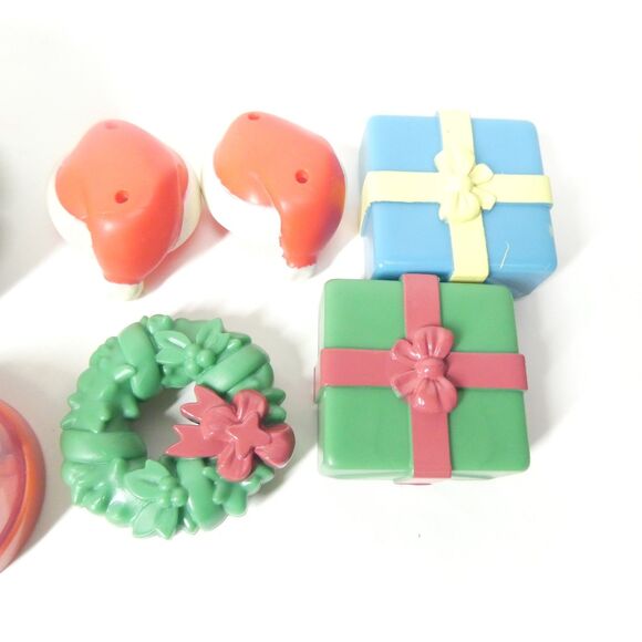 Bluey Christmas Action Figure Accessory Lot Snowglobe Tree Wreath Santa Hat Gift - Picture 3 of 5